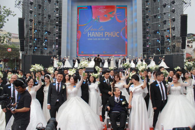 Zářivé svatební šaty a elegantní kravaty pro 80 šťastných párů - 80 samostatných cest a 80 let nezávislosti, svobody a štěstí země. (Foto: Minh Anh/Vietnam+) vnop-80damcuoitapthe-16.jpg