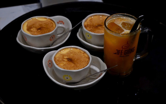 La particularité de Giang réside dans la façon dont les œufs sont battus : onctueux comme du velours, sans aucun goût de poisson, ils ont un goût sucré et gras mêlé à la forte amertume du café filtre. (Photo : Bao Ngoc/Vietnam+) 2.jpg