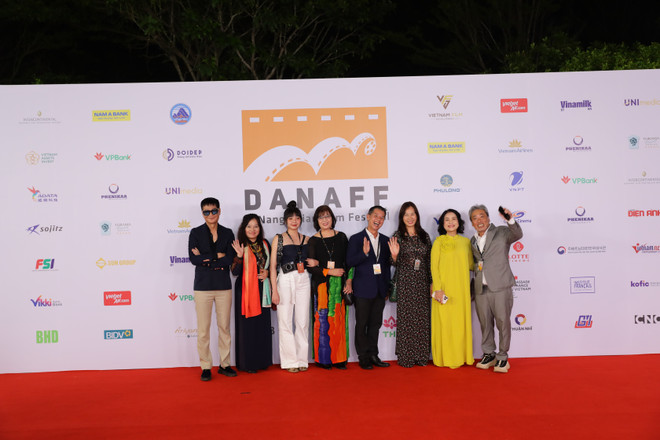 Đạo diễn Lê Hoàng, nhà sản xuất Trinh Hoan (HK Film), Nghệ sỹ Ưu tú Minh Trang, đạo diễn Nguyễn Quang Dũng... (Ảnh: PV/Vietnam+) trp-3849.jpg
