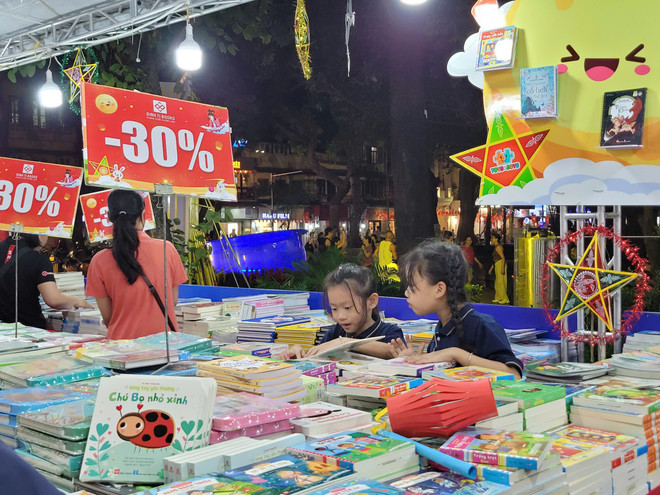 The book fair is a suitable destination for families during the Mid-Autumn Festival. (Photo: Minh Anh/Vietnam+) Hội sách là điểm đến phù hợp cho các gia đình dịp Tết Trung Thu. (Ảnh: Minh Anh/Vietnam+)