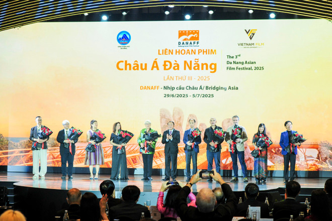 Ban giám khảo các hạng mục phim dự thi trên sân khấu lễ khai mạc. (Ảnh: PV/Vietnam+) ha2-1661.jpg
