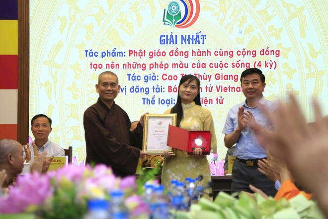 អ្នកនិពន្ធ Cao Thi Thuy Giang នៃកាសែត VietnamPlus Electronic បានទទួលរង្វាន់សម្រាប់អត្ថបទជាបន្តបន្ទាប់របស់នាង។ (រូបថត៖ PV/Vietnam+) f1e7d54c7472c02c9963-2990.jpg