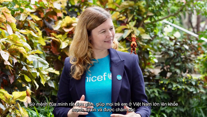 La Sra. Silvia Danailov (Representante de UNICEF en Vietnam) y De Men, de la película c390dd05334b8715de5a.jpg