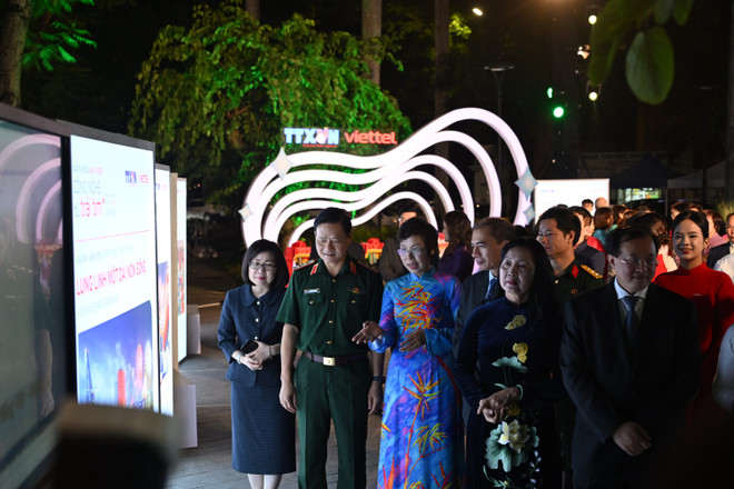 Utställningen öppnade efter prisutdelningen, som högtidligt ägde rum tidigare i den nationella nyhetsbyråns byggnad (5 Ly Thuong Kiet). (Foto: Minh Anh/Vietnam+) son-3164.jpg