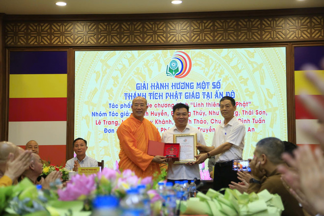 តំណាងក្រុមអ្នកនិពន្ធនៃវគ្គ 12 cb6285cb24f590abc9e4.jpg