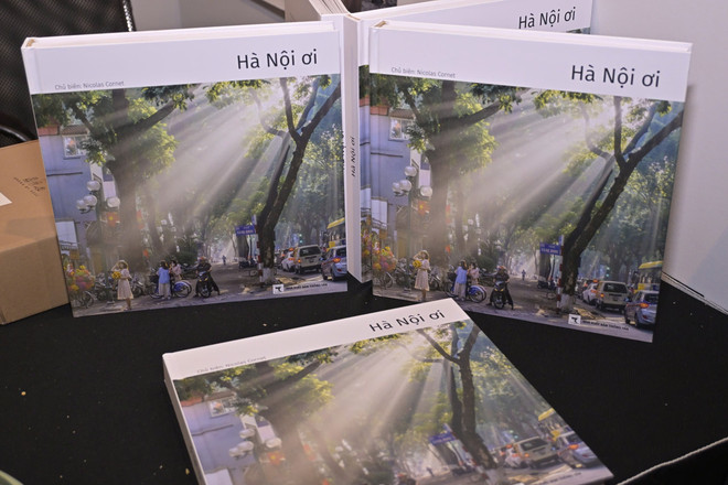 Nicolas Cornet là chủ biên và một trong chín mảnh ghép làm nên cuốn sách ảnh "Hà Nội ơi" (2025). (Ảnh: TA/Vietnam+) 3f0b17629ec92c9775d8-1.jpg