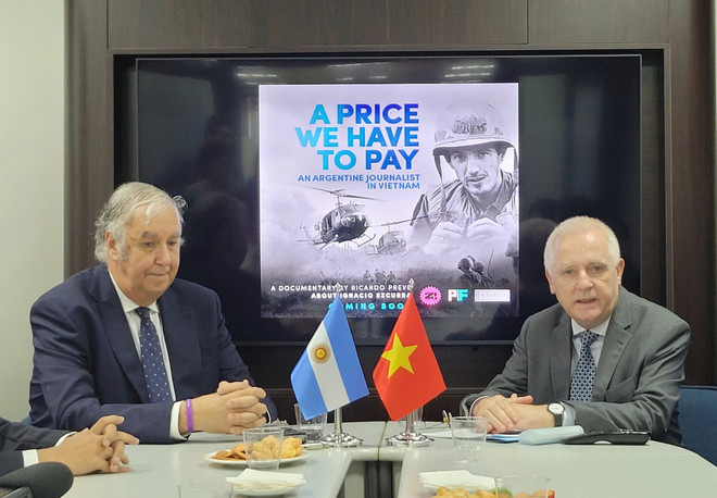 El director Ricardo Preve (izquierda) y el embajador argentino en Vietnam, Marcos Antonio Bednarski. (Foto: Minh Anh/Vietnam+) 49d1429b72b1c5ef9ca0.jpg