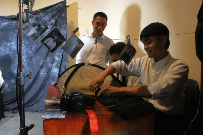 Γωνιά φωτογραφιών με χρήση «μηχανικής κάμερας» και αναλογικής τεχνολογίας στον εκθεσιακό χώρο στην οδό Hang Buom 22. (Φωτογραφία: Minh Anh/Vietnam+) hanoiphoto4.jpg