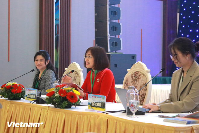 ຮອງຫົວໜ້າກົມທ່ອງທ່ຽວແຫ່ງຊາດ - ນາງ ຫງວຽນທິຮົວມາຍ (ກາງ), ຜູ້ອໍານວຍການ MTCO - ທ່ານ ນາງ ສຸວິໂມນ ທານາສາລະກິດ (ຊ້າຍ) ແລະ ຜູ້ຕາງໜ້າທະນາຄານພັດທະນາອາຊີ (ADB) - ນາງ Elizabeth Jung. (ພາບ: Minh Anh/Vietnam+) gms-du-lich-tieu-vung-mekong-2025-4-5342.jpg