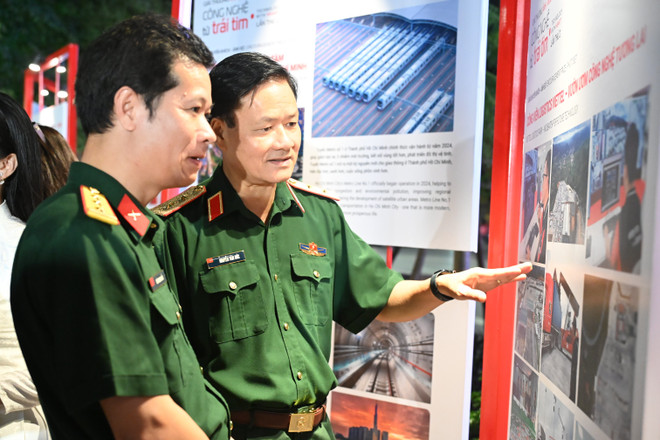 Fotosamlingar om de vetenskapliga och konstnärliga prestationerna inom Viettel Military Industry and Telecommunications Group är också en av utställningens höjdpunkter. (Foto: Minh Anh/Vietnam+) son-3285.jpg
