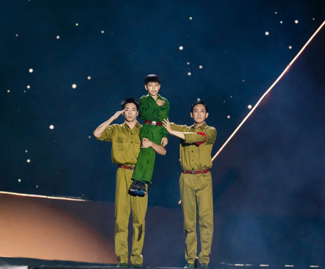 Trần Gia Huy cùng Hứa Vĩ Văn phụ họa cho bài "Còn gì đẹp hơn" trên sân khấu "Concert Quốc gia Đặc biệt: Hành trình 80 năm Độc lập - Tự do - Hạnh phúc" ngày 1/9 vừa qua. (Ảnh: Facebook nhân vật) 541475184-4079353835686369-5562387673445799731-n.jpg