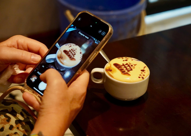 Des touristes prennent en photo la tasse à café en forme d'œuf, soigneusement peinte. (Photo : Bao Ngoc/Vietnam+) 7.jpg