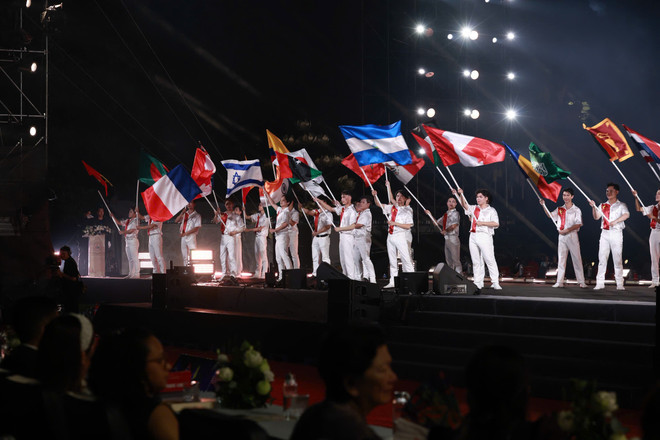開会式でのステージパフォーマンス。(写真:PV/Vietnam+) 4031609587563888702.jpg