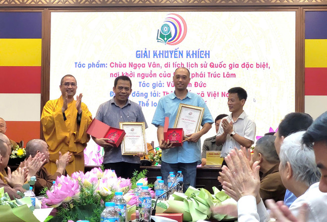 អ្នកនិពន្ធ Vu Minh Duc (ឆ្វេង) នៃគណៈកម្មាធិការនិពន្ធរូបថត ទីភ្នាក់ងារព័ត៌មានវៀតណាម ទទួលបានរង្វាន់លួងលោម។ (រូបថត៖ PV/Vietnam+) d1e8214d7d74c92a9065.jpg
