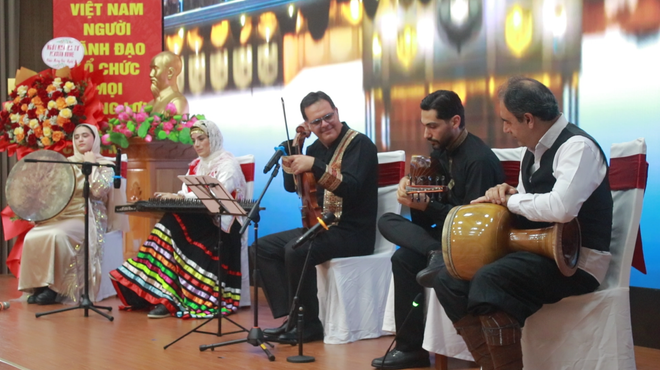 Dari kiri ke kanan: gendang Daf, Qanun, biola Barat, Oud, dan gendang Tombak. (Foto: Minh Anh/Vietnam+) 2.png
