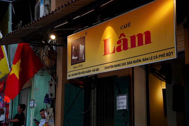 L'ancienne enseigne du Lam Coffee, de style hanoïen. (Photo : Bao Ngoc/Vietnam+) 9.jpg