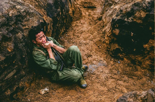 Trần Gia Huy trong tạo hình Tấn trên phim trường "Mưa đỏ." (Ảnh: Đoàn phim cung cấp) tan-mua-do4png-1756197466963.png
