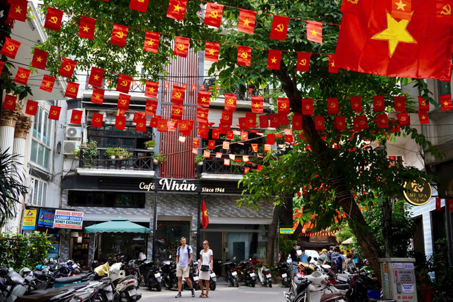 Le café Nhan brille de mille feux dans la rue décorée de drapeaux et de fleurs à l'occasion de la fête nationale, le 2 septembre. (Photo : Bao Ngoc/Vietnam+) 13.jpg