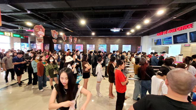 Khán giả xếp hàng dài tại Trung tâm Chiếu phim Quốc gia ngày 22/2 để săn vé "Đào, Phở và Piano." (Ảnh: Minh Anh/Vietnam+) f7c0c458d26d7f33267c-9265.jpg