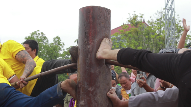 Tug of War មិនត្រឹមតែជាល្បែងនៃកម្លាំងកាយ និងយុទ្ធសាស្ត្រប៉ុណ្ណោះទេ ប៉ុន្តែថែមទាំងផ្តល់កិត្តិយសដល់សាមគ្គីភាពរបស់សហគមន៍នៅក្នុងភូមិ ឬតំបន់ផងដែរ។ (រូបថត៖ Minh Anh/Vietnam+) keo-co2.png