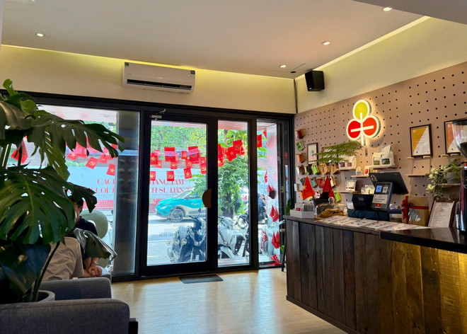 Hai cơ sở sát liền kề nhau, đều được thiết kế cửa kính trong suốt hướng thẳng ra mặt đường Nguyễn Thái Học. (Ảnh: Bảo Ngọc/Vietnam+) 6-7012.jpg