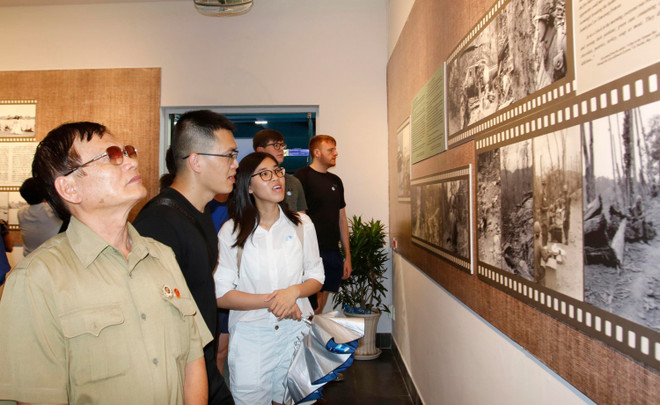 Delegados visitan la exposición khai-mac-trien-lam-chuyen-de-cau-chuyen-tu-chiec-may-anh-3963204.jpg