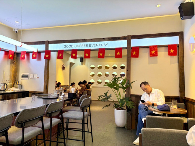 Với thiết kế quán hiện đại, mát mẻ thì đây là một trong những tọa độ không thể bỏ lỡ khi ngắm diễu binh dịp 2/9 này. (Ảnh: Bảo Ngọc/Vietnam+) 5-2541.jpg