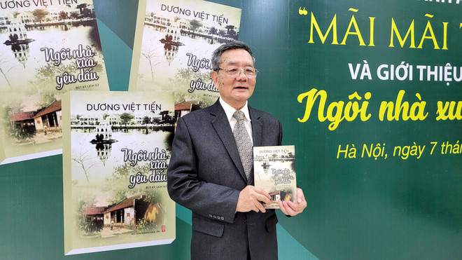 Ông Dương Việt Tiến - con trai ông Dương Quang Trị và tác giả cuốn bút ký về hành trình của gia đình trong dòng lịch sử đất nước. (Ảnh: Minh Anh/Vietnam+) 1e40f85d87e40eba57f5.jpg