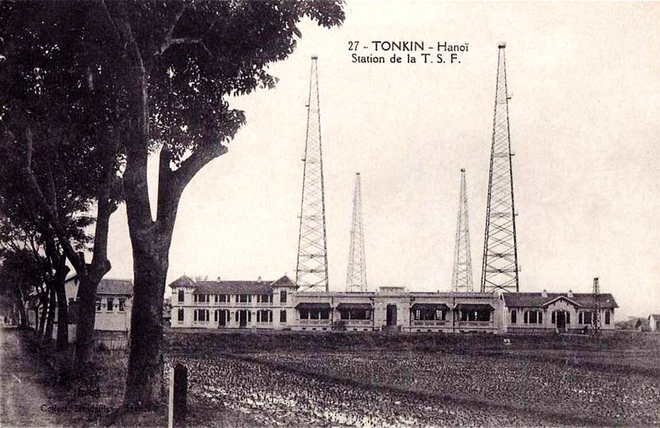 Đài Vô tuyến điện Bạch Mai trước năm 1945 nhìn từ phố Đại La. Nguồn: Bưu ảnh Đông dương thuộc Pháp ngocj-laan2.png