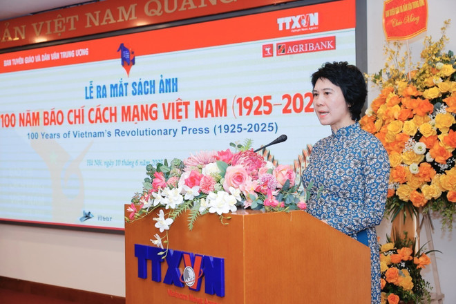 vna-potal-le-ra-mat-sach-anh-100-nam-bao-chi-cach-mang-viet-nam-1025-2025-8083138.jpg
