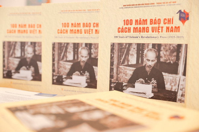 vna-potal-le-ra-mat-sach-anh-100-nam-bao-chi-cach-mang-viet-nam-1025-2025-8083131.jpg