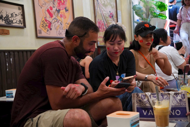 Le café Giang est également un lieu de rencontre pour les touristes nationaux et étrangers. (Photo : Bao Ngoc/Vietnam+) 4.jpg
