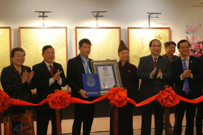 Kunstneren Thien Hai mottar sertifikat for å ha satt rekord. (Foto: Minh Anh/Vietnam+) img-6986.jpg