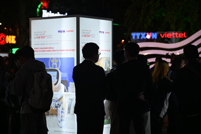 Enastående tekniska initiativ och tillämpningar som robotar, artificiell intelligens, livestreaming av försäljning av jordbruksprodukter... presenteras alla i denna foto- och videoutställning. (Foto: Minh Anh/Vietnam+) son-3032.jpg