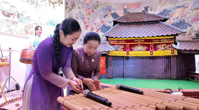 Touristen erleben das T'rung-Instrument. anh-20.jpg