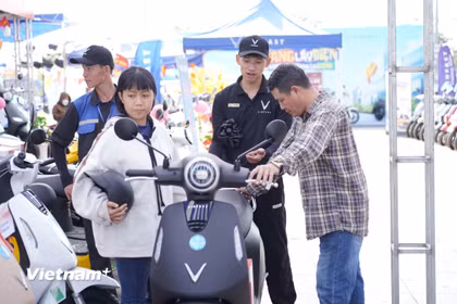 Người dân Hà Nội đang ngày càng quan tâm đến xe máy điện trong bối cảnh biến động giá nhiên liệu và thí điểm vùng phát thải thấp. (Ảnh: Xuân Dũng/Vietnam+)