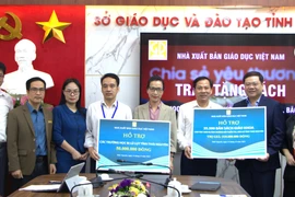 Ông Nguyễn Mạnh Hùng – Thành viên Hội đồng Thành viên Nhà xuất bản Giáo dục Việt Nam (thứ hai từ phải qua) trao hỗ trợ cho Sở Giáo dục và Đào tạo tỉnh Thái Nguyên. (Ảnh: Khánh An/Vietnam+)