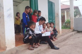 Thầy Hải cùng các em học sinh. (Ảnh: NVCC)