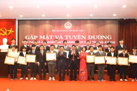 Bộ Giáo dục và Đào tạo trao bằng khen cho các em học sinh. (Ảnh: BTC)