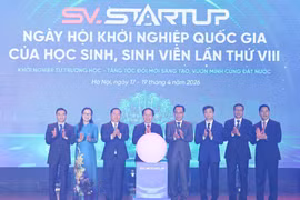 Phó Thủ tướng Lê Tiến Châu cùng đại diện các đơn vị tổ chức thực hiện nghi thức khai mạc sự kiện. (Ảnh: Thanh Tùng/TTXVN)
