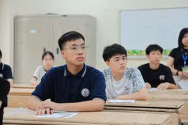 Thí sinh Hà Nội làm thủ tục dự thi lớp 10 năm 2026. (Ảnh: Hoài Nam/Vietnam+)
