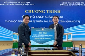 Nhà xuất bản Giáo dục Việt Nam đã trao tặng hơn 14.296 bản sách giáo khoa cho các trường tỉnh Quảng Trị. (Ảnh: PV/Vietnam+)