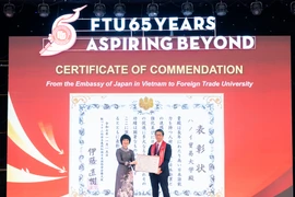 Hiệu trưởng Trường Đại học Ngoại thương nhận thư khen về hợp tác giáo dục Việt Nam - Nhật Bản. (Ảnh: PV/Vietnam+)