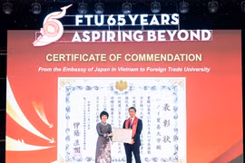 Hiệu trưởng Trường Đại học Ngoại thương nhận thư khen về hợp tác giáo dục Việt Nam - Nhật Bản. (Ảnh: PV/Vietnam+)