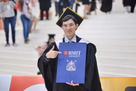 Tỉnh vừa trở thành tân cử nhân Trường Đại học RMIT. (Ảnh: ĐH RMIT)