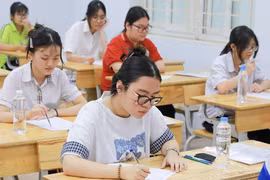 Thí sinh Hà Nội dự thi môn Ngữ văn sáng nay. (Ảnh: Khánh Hòa/TTXVN)