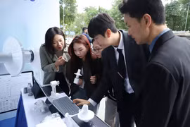 Người dân tìm hiểu công nghệ ứng dụng AI trong khám bệnh. (Ảnh: BTC)
