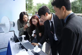Người dân tìm hiểu công nghệ ứng dụng AI trong khám bệnh. (Ảnh: BTC)