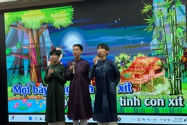 Các sinh viên nước ngoài của Trường Đại học Ngoại ngữ biểu diễn bài Trống cơm. (Ảnh: PV/Vietnam+)