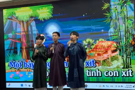 Các sinh viên nước ngoài của Trường Đại học Ngoại ngữ biểu diễn bài Trống cơm. (Ảnh: PV/Vietnam+)